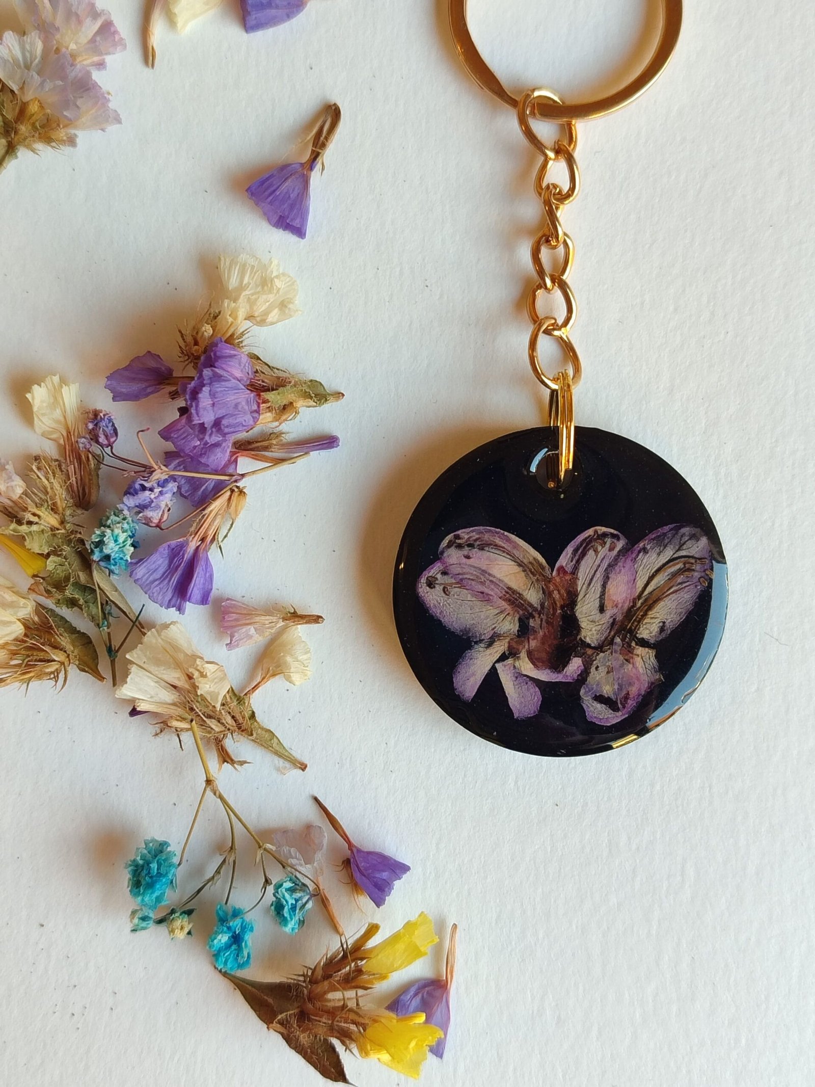 LLAVERO FLOR DEL AMOR ENCAPSULADA EN RESINA