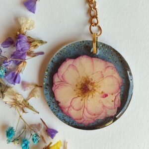 LLAVERO ROSA ROSA Y BLANCA ENCAPSULADA EN RESINA