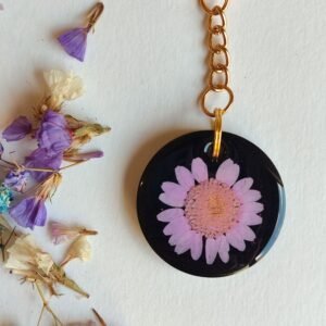LLAVERO MARGARITA LILA ENCAPSULADA EN RESINA
