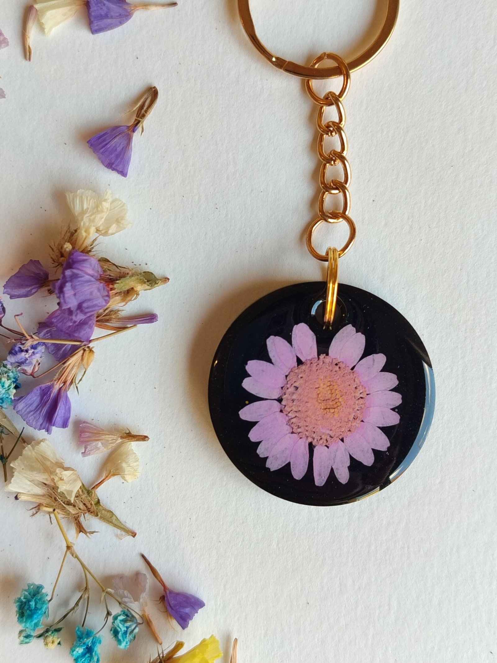 LLAVERO MARGARITA LILA ENCAPSULADA EN RESINA