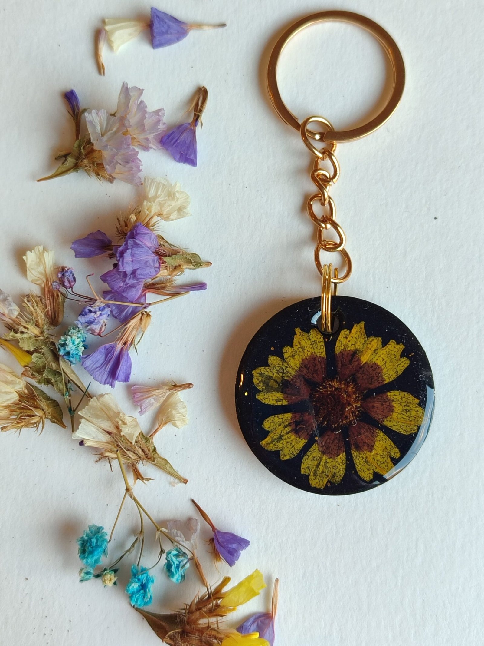 LLAVERO FLOR AMARILLA Y MARRÓN ENCAPSULADA EN RESINA