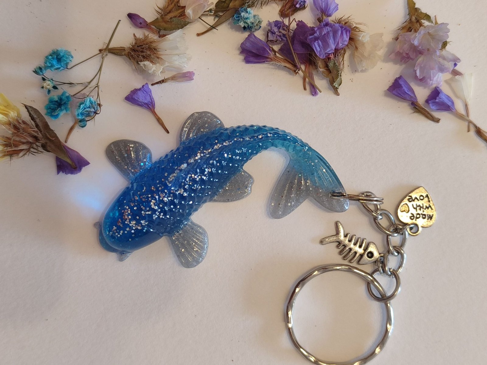 LLAVERO PEZ KOI AZUL OSCURO CON PURPURINA