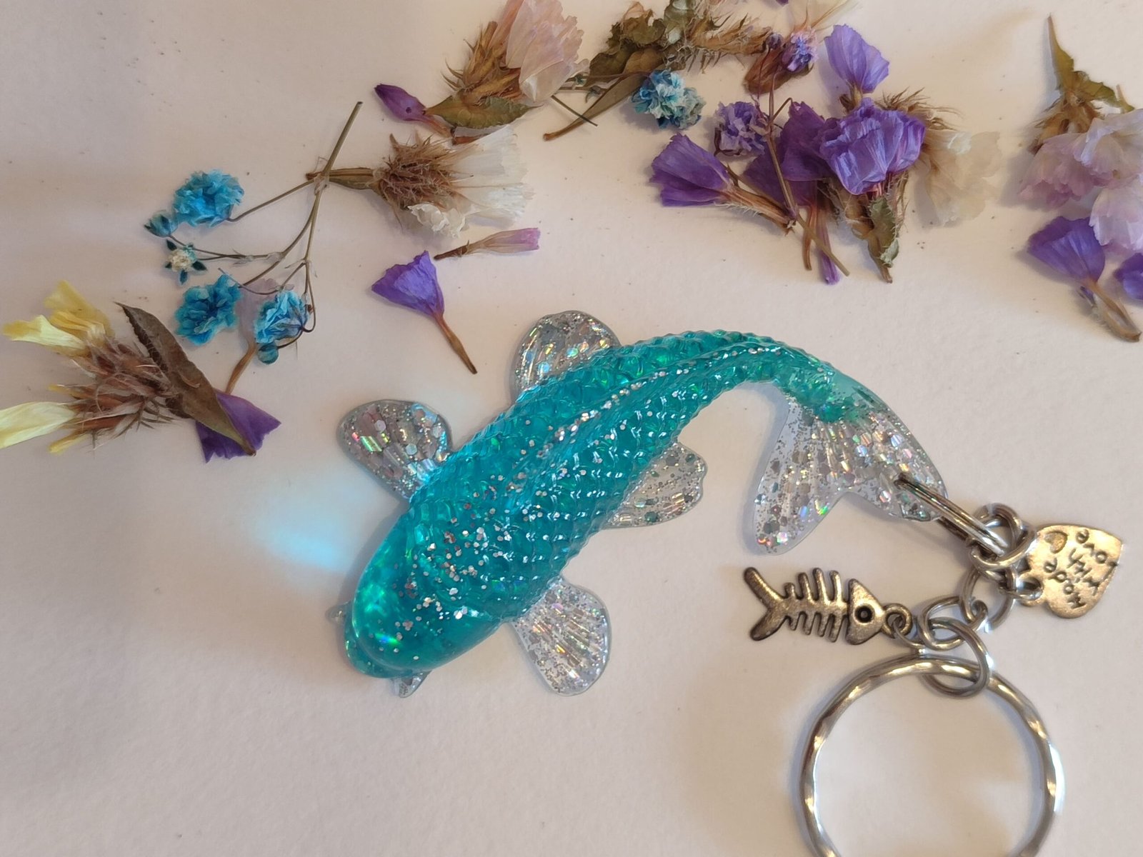 LLAVERO PEZ KOI AZUL CLARO CON PURPURINA