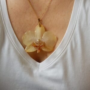 Colgante con una ORQUÍDEA REAL encapsulada en resina.