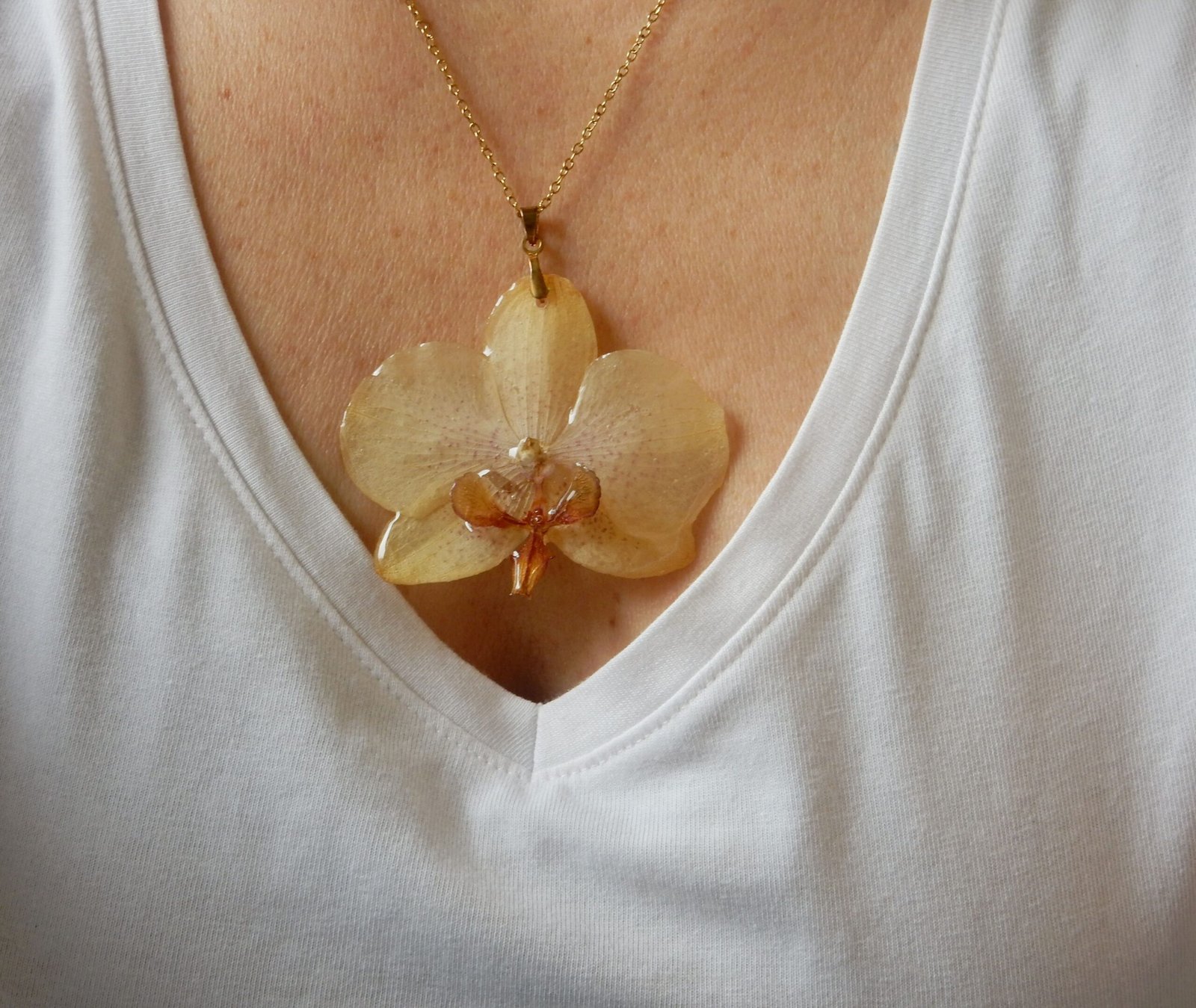 Colgante con una ORQUÍDEA REAL encapsulada en resina.