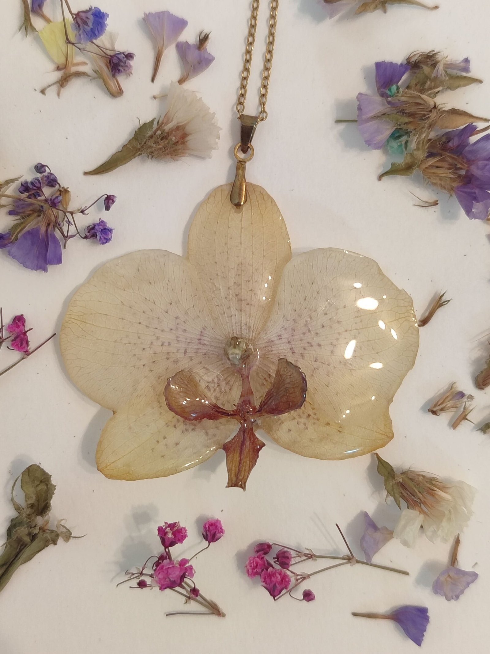 Colgante con una ORQUÍDEA REAL encapsulada en resina.