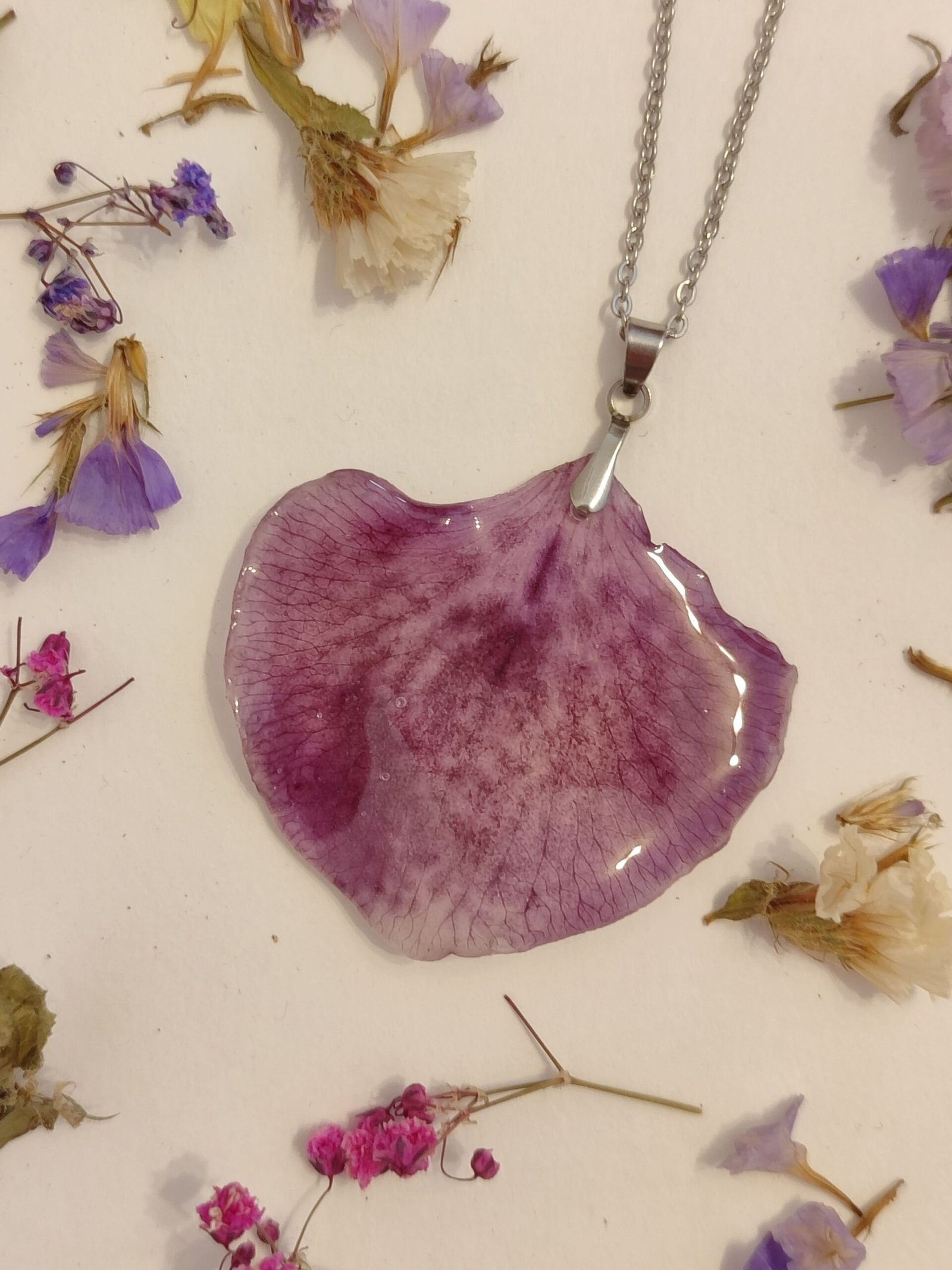 Colgante con un PÉTALO DE ORQUÍDEA REAL encapsulada en resina