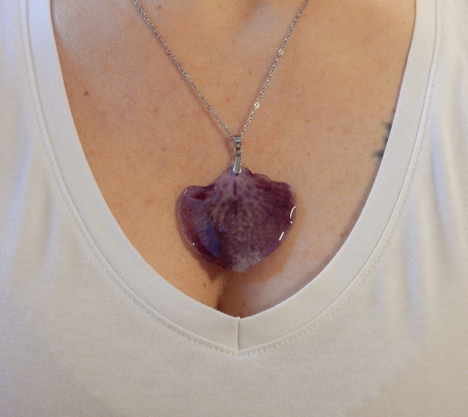 Colgante con un PÉTALO DE ORQUÍDEA REAL encapsulada en resina