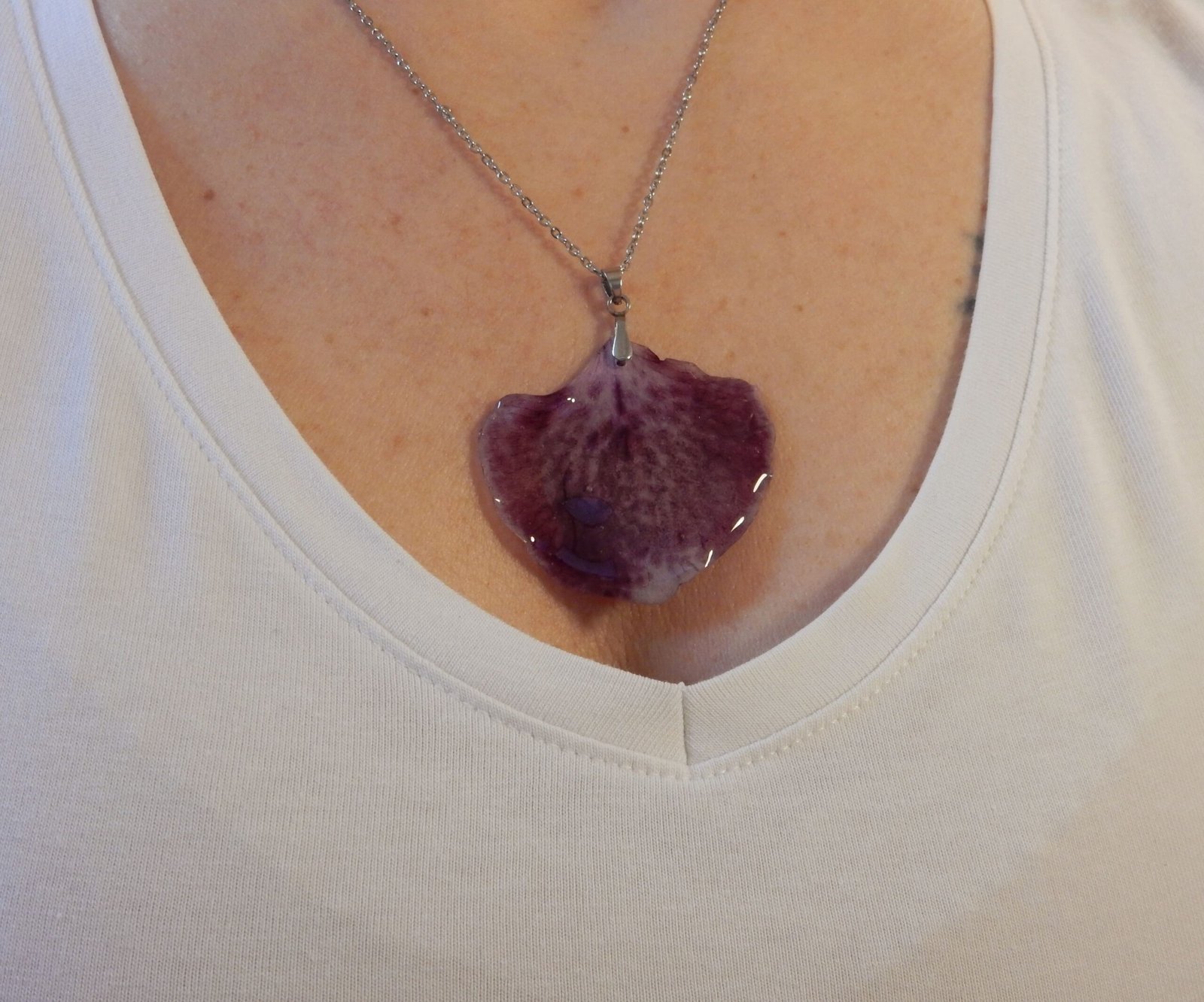 Colgante con un PÉTALO DE ORQUÍDEA REAL encapsulada en resina