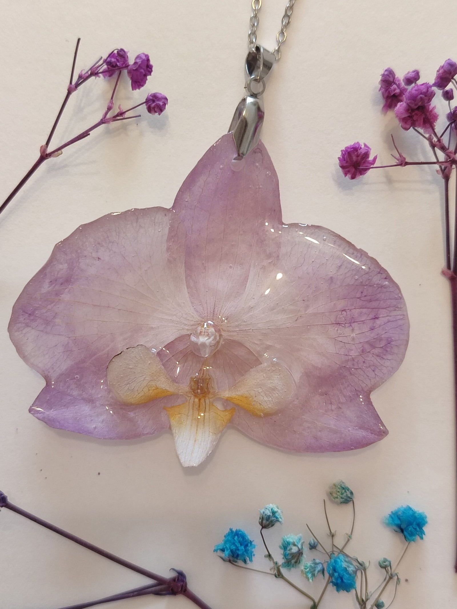 Colgante con una ORQUÍDEA REAL encapsulada en resina