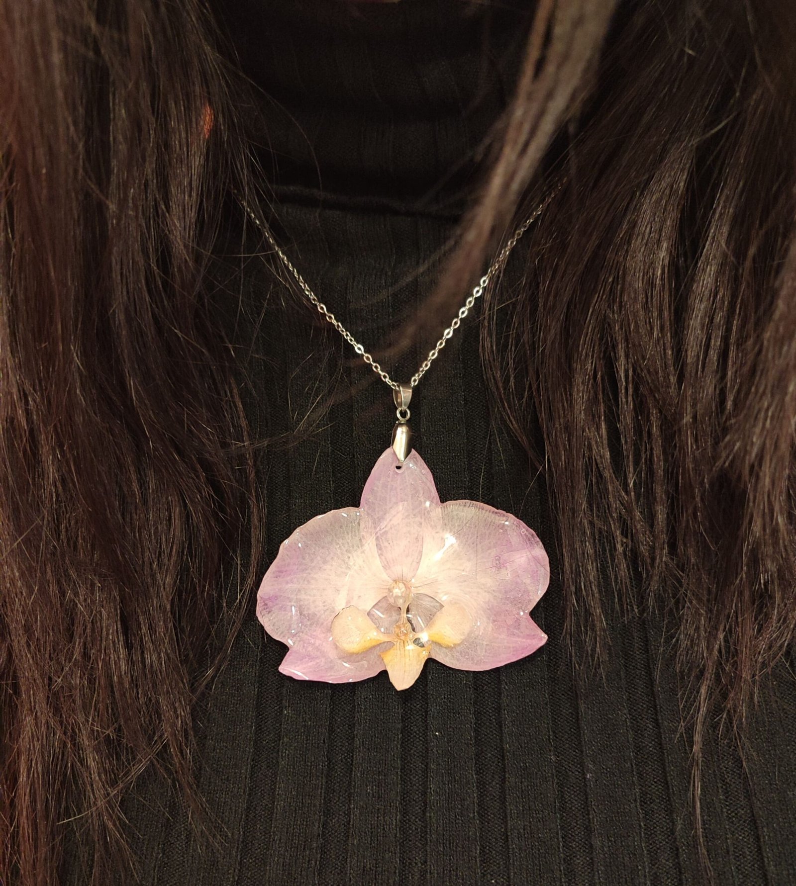 Colgante con una ORQUÍDEA REAL encapsulada en resina