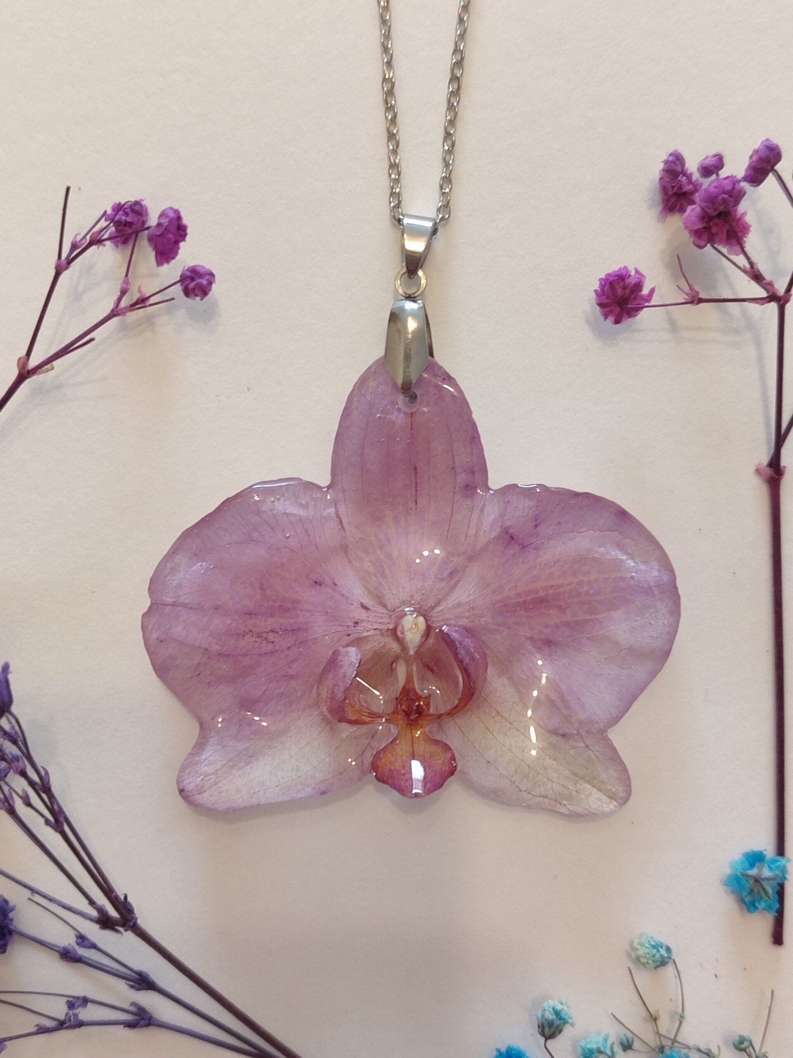 Colgante con una ORQUÍDEA REAL encapsulada en resina.
