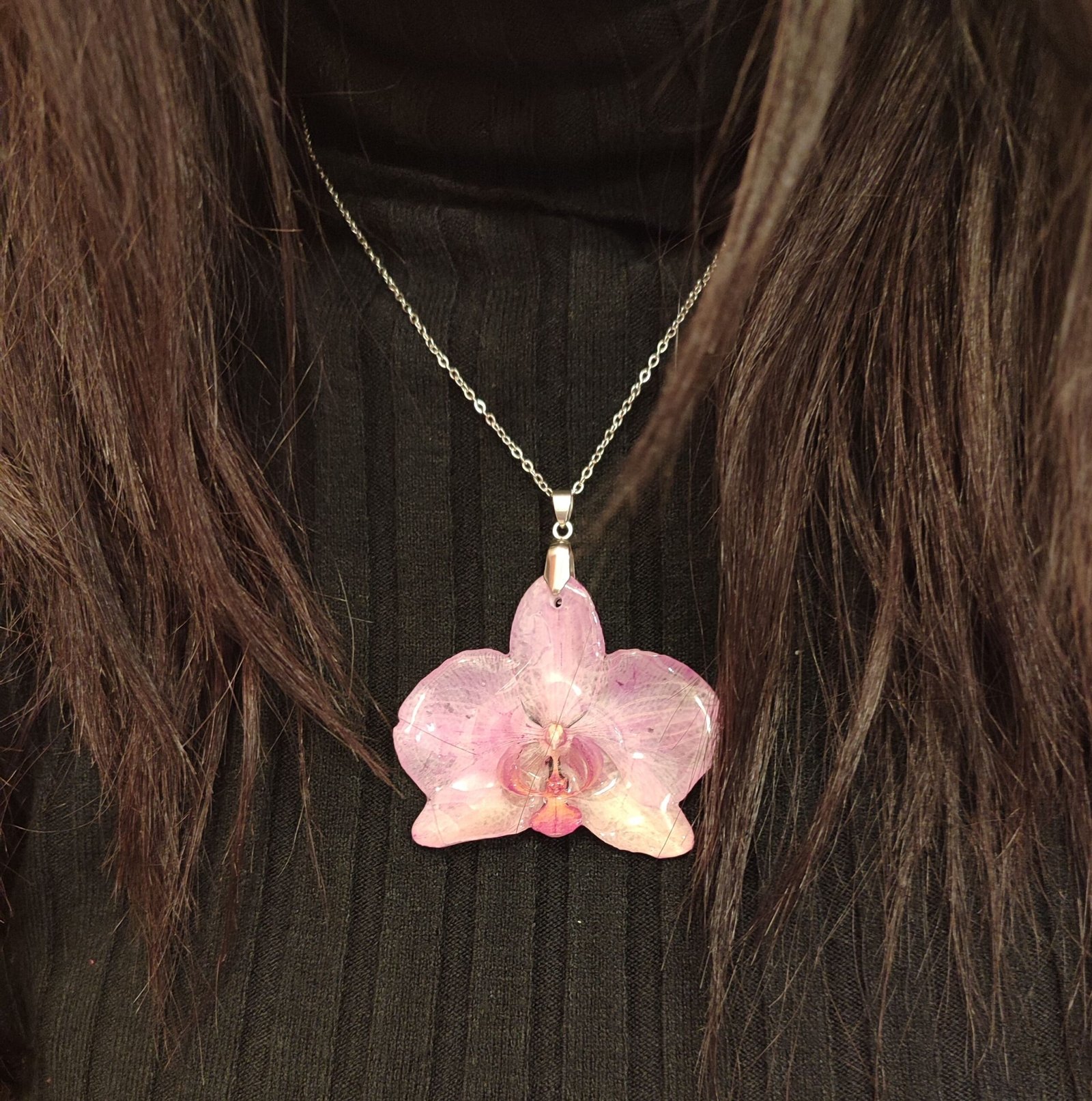 Colgante con una ORQUÍDEA REAL encapsulada en resina.