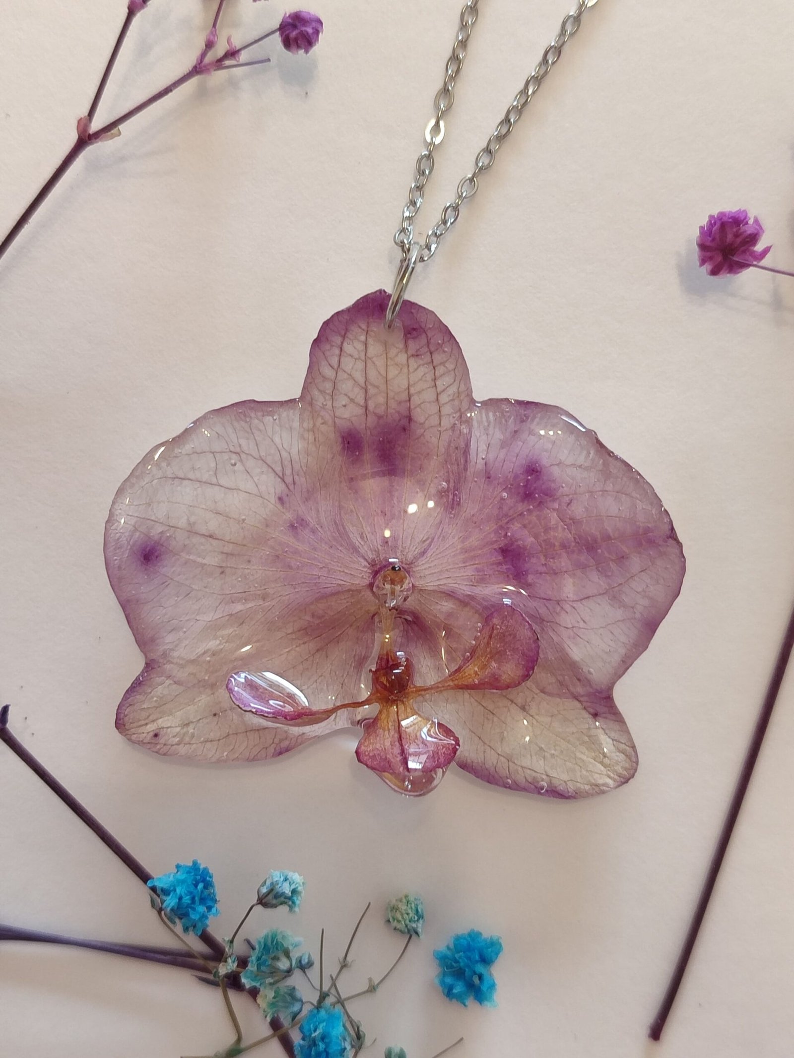 Colgante con una ORQUÍDEA REAL encapsulada en resina.