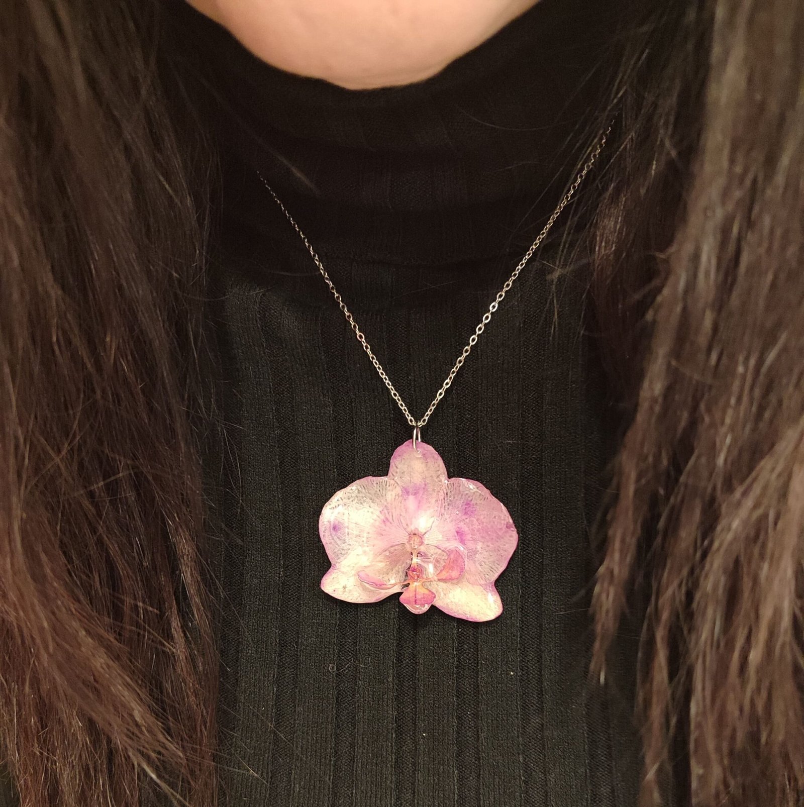 Colgante con una ORQUÍDEA REAL encapsulada en resina.