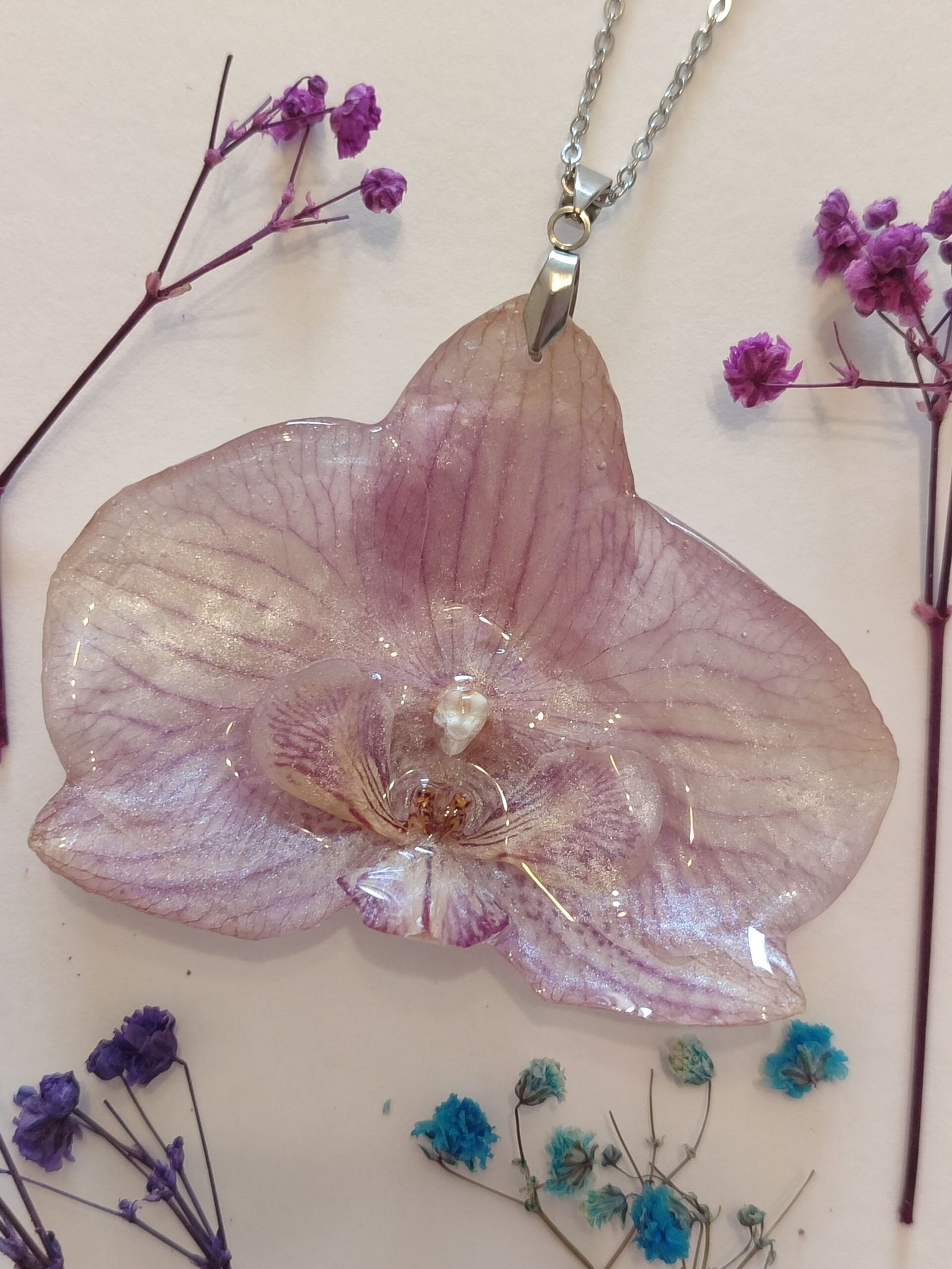 Colgante con una ORQUÍDEA REAL encapsulada en resina.