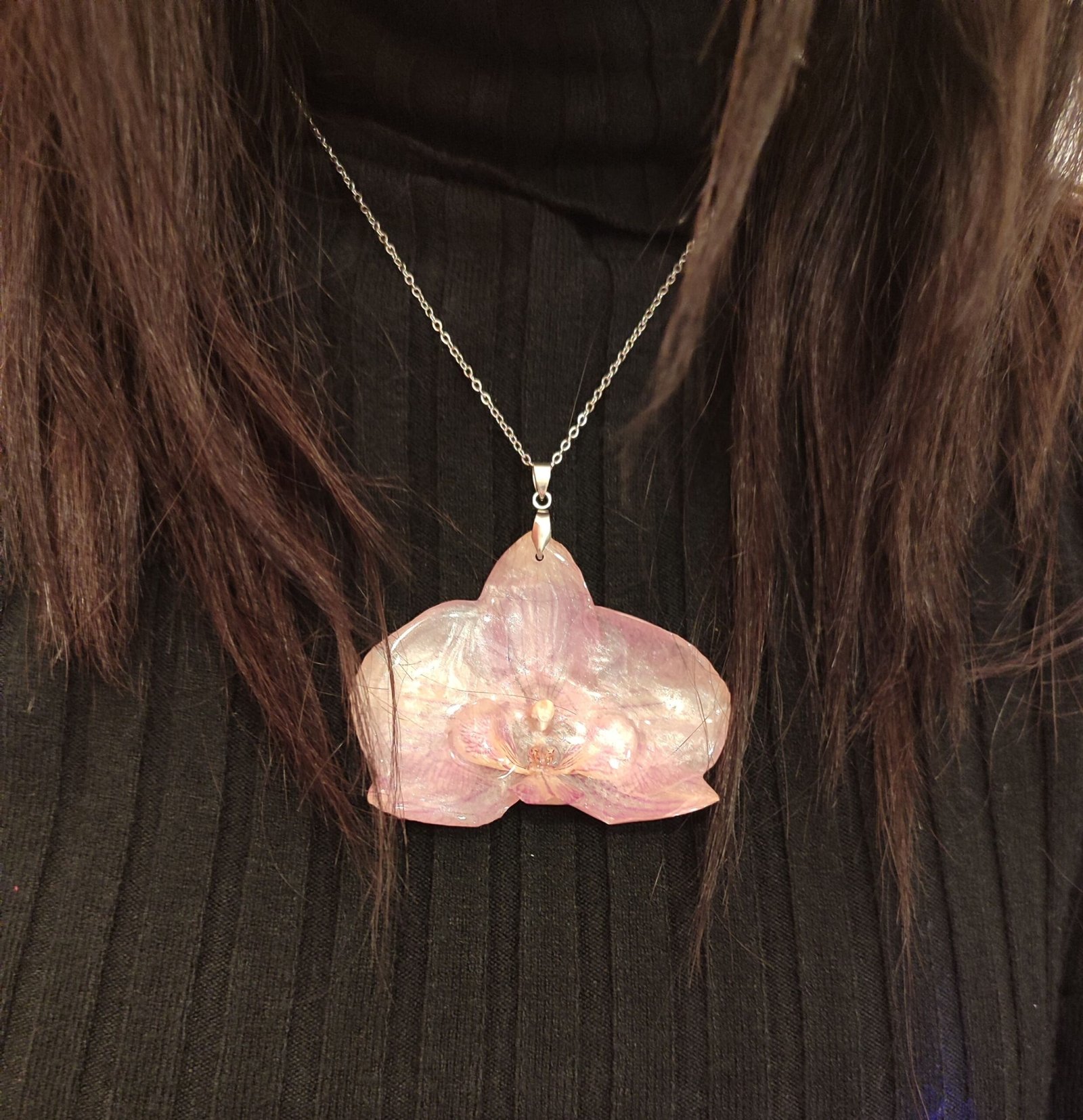 Colgante con una ORQUÍDEA REAL encapsulada en resina.