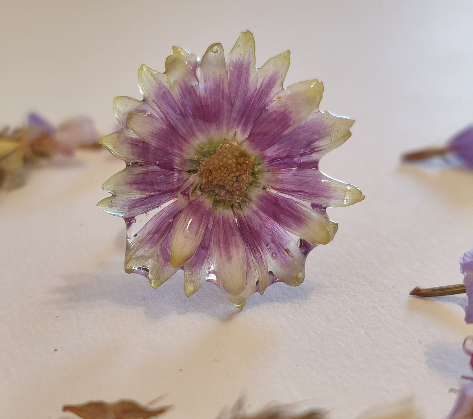 Anillo CON UNA BASE PLATEADA ajustable y de acero inoxidable con UN CRISANTEMO encapsulado en resina