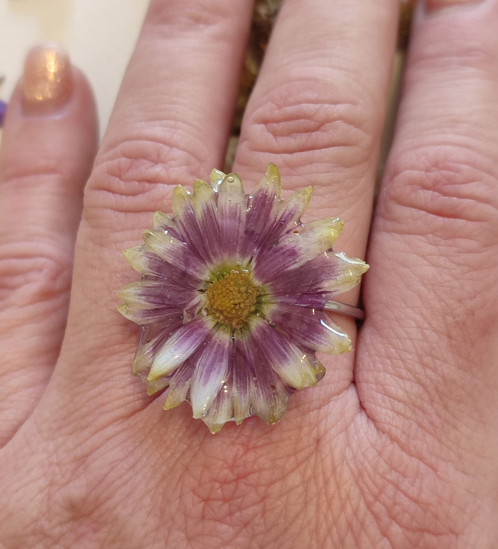 Anillo CON UNA BASE PLATEADA ajustable y de acero inoxidable con UN CRISANTEMO encapsulado en resina