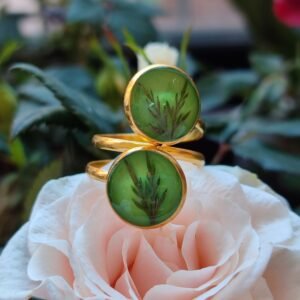 Anillo con base DOBLE ajustable DORADA con UNAS HOJAS SILVESTRES encapsuladas en resina.