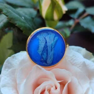 Anillo con base ajustable DORADA con UN PÉTALO DE CLAVEL encapsulado en resina.