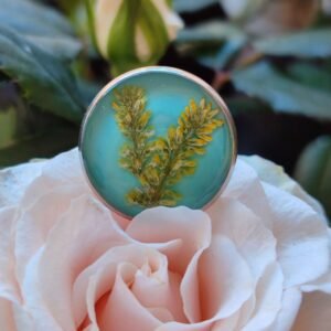 Anillo con base ajustable PLATEADA con FLORES SILVESTRES encapsuladas en resina.