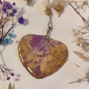 Colgante con UN PÉTALO DE HORTENSIA encapsulado en resina