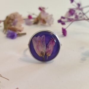 Anillo con base ajustable con FLORES SILVESTRES encapsuladas en resina.