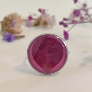 Anillo con base ajustable con UN PÉTALO DE ROSA encapsulado en resina.