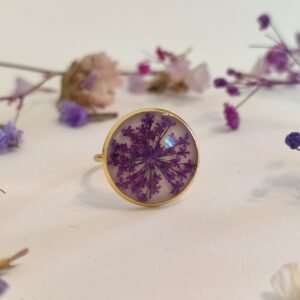 Anillo con base ajustable con FLORES DE ZANAHORIA SILVESTRE encapsuladas en resina.