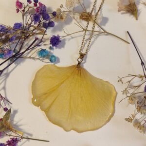 Colgante con UN PÉTALO DE PENSAMIENTO encapsulado en resina