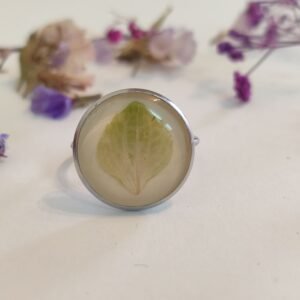Anillo con base ajustable con UNA FLOR DE HORTENSIA encapsulada en resina.