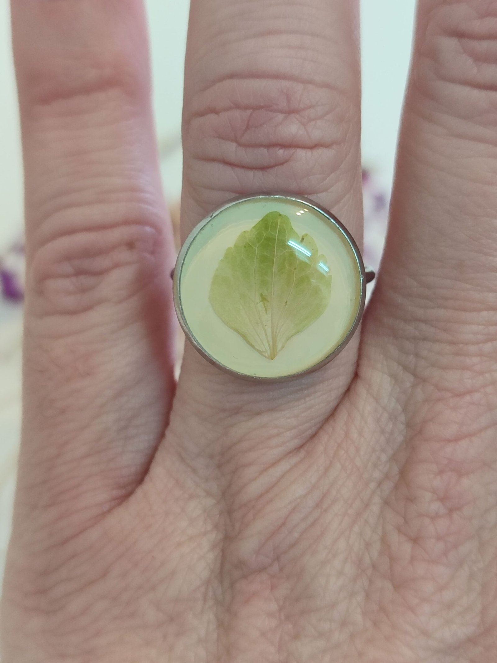 Anillo con base ajustable con UNA FLOR DE HORTENSIA encapsulada en resina.