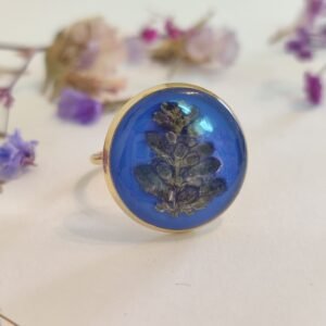 Anillo con base ajustable con FLORES SILVESTRES encapsuladas en resina.