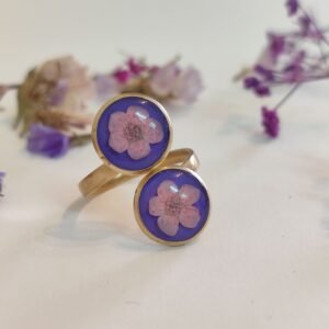 Anillo con base ajustable con FLORES ROSAS encapsuladas en resina.