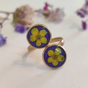 Anillo con base ajustable con FLORES AMARILLAS encapsuladas en resina.