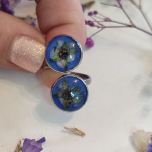 Anillo con base ajustable con FLORES AZULES encapsuladas en resina.