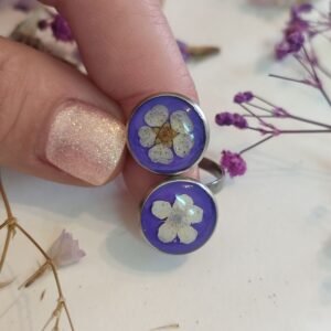 Anillo con base ajustable con FLORES BLANCAS encapsuladas en resina.
