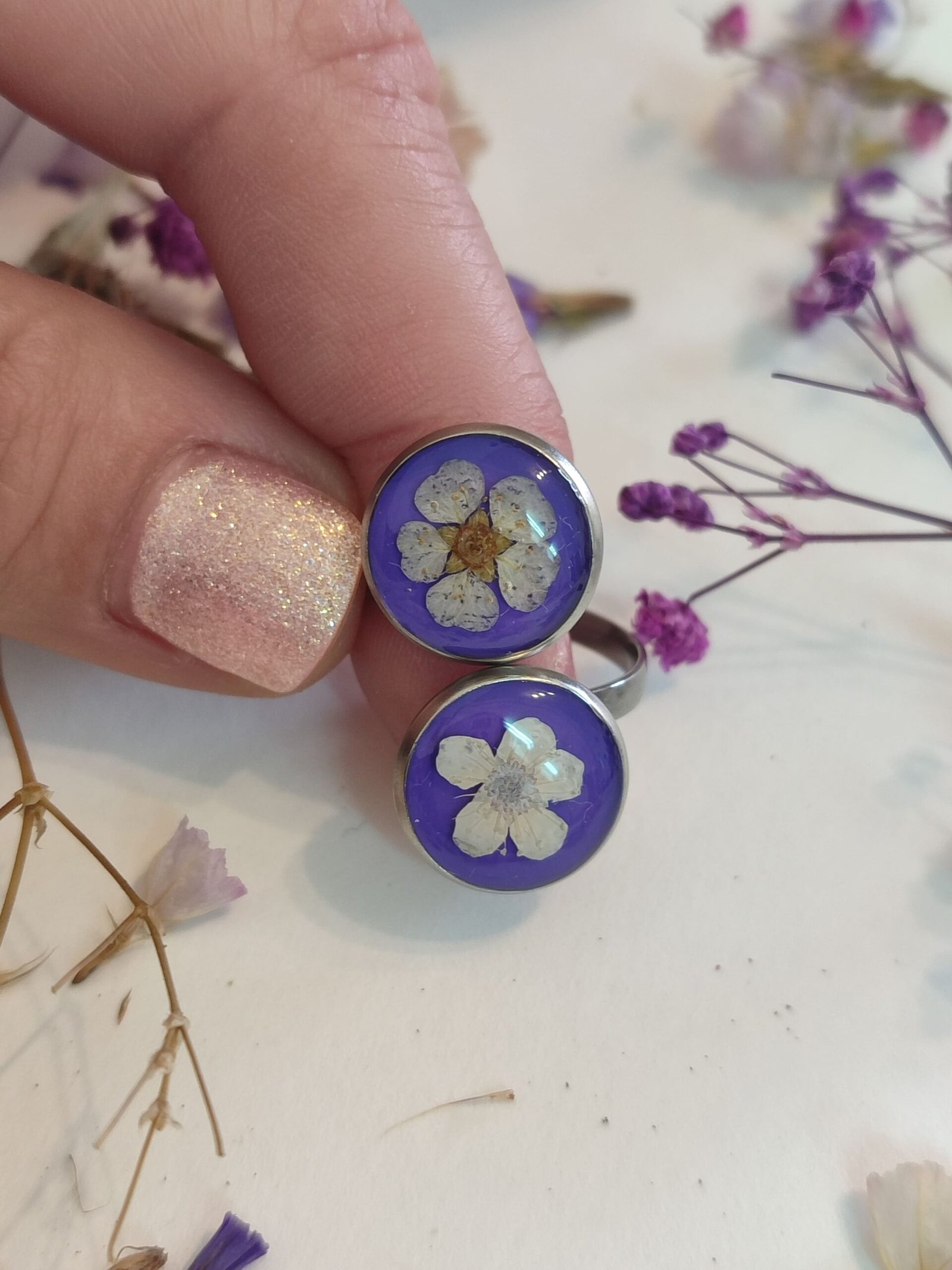 Anillo con base ajustable con FLORES BLANCAS encapsuladas en resina.