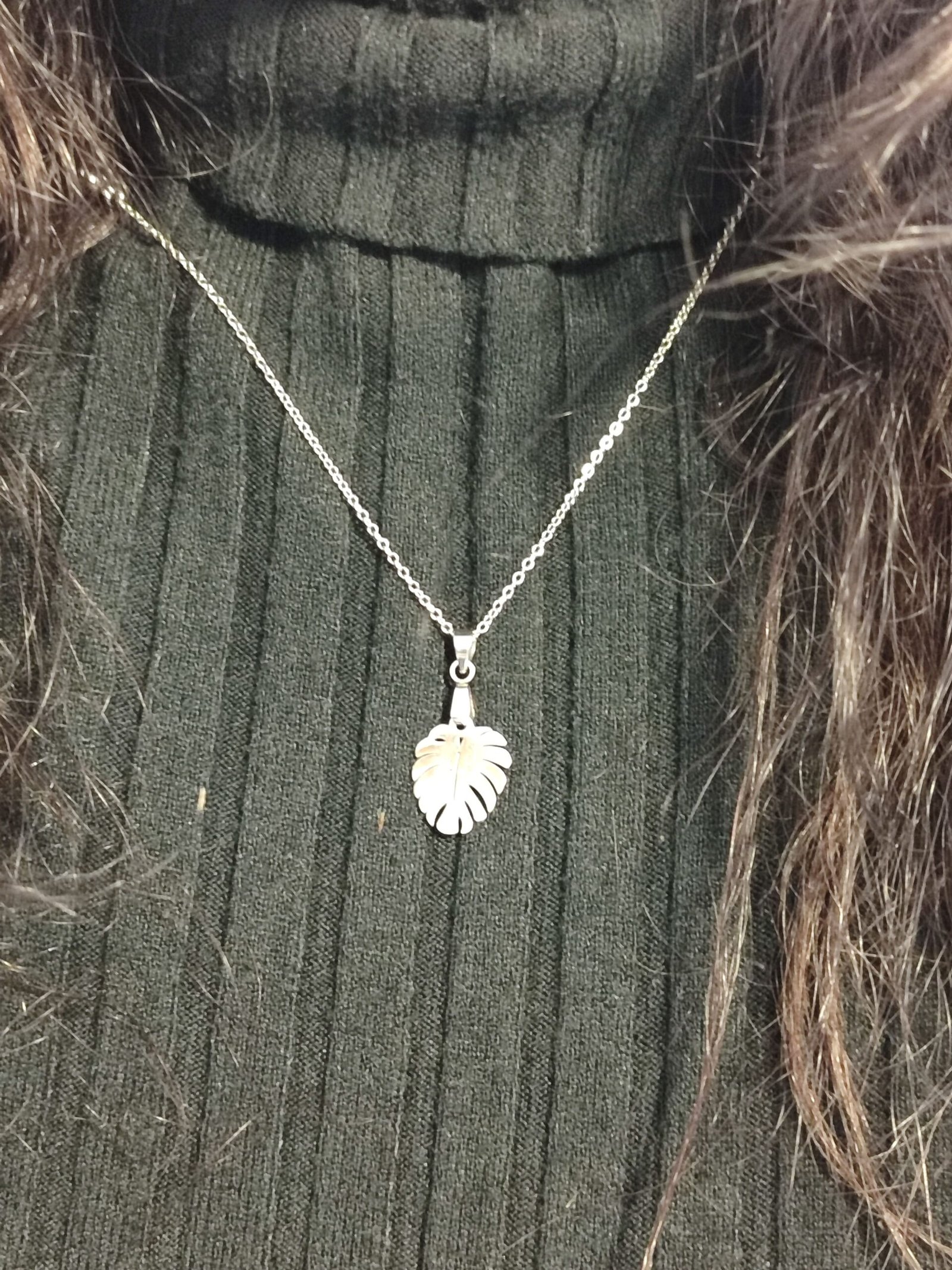 Colgante con un aplique en forma de HOJA DE MONSTERA