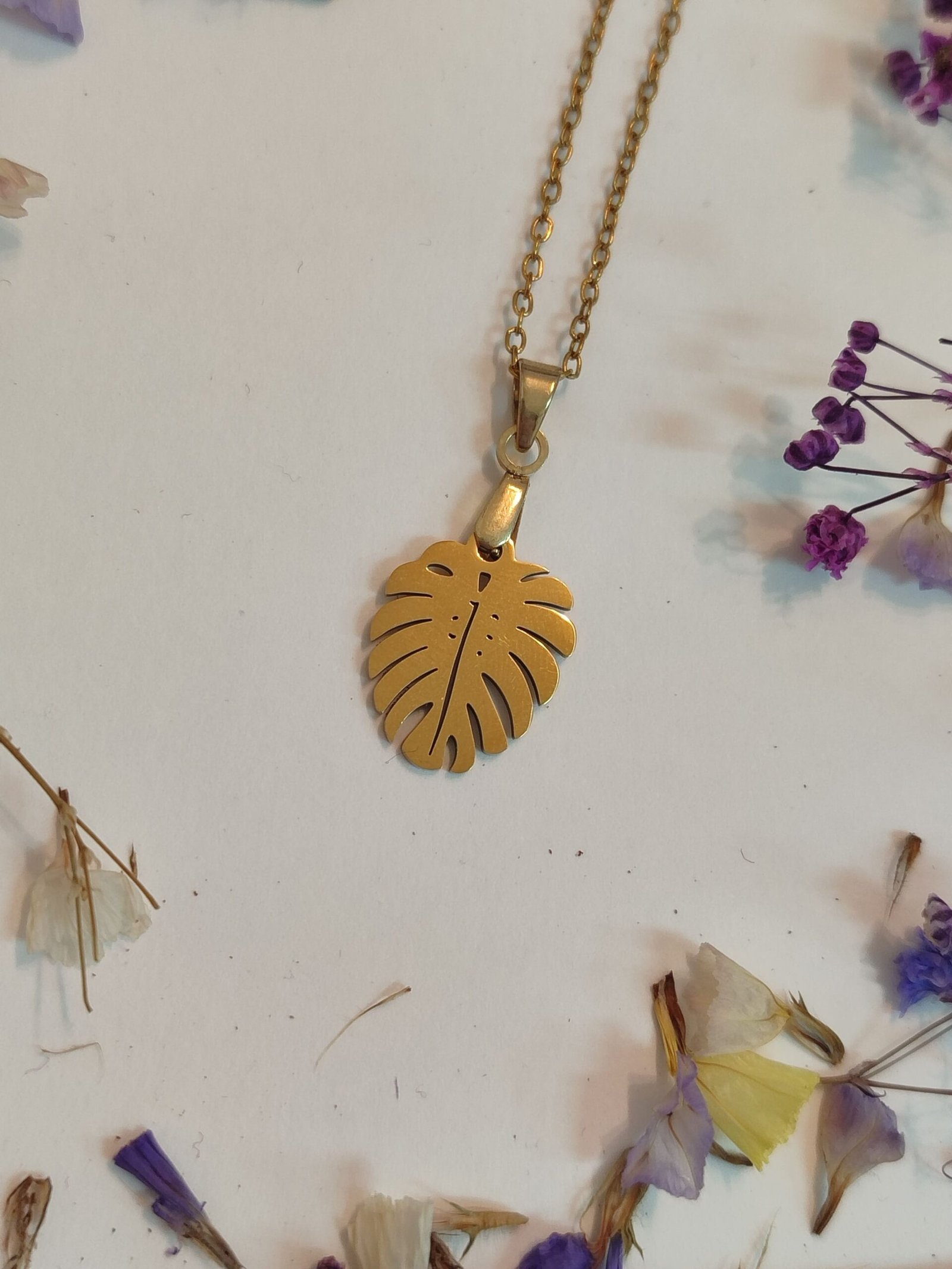 Colgante con un aplique en forma de HOJA DE MONSTERA