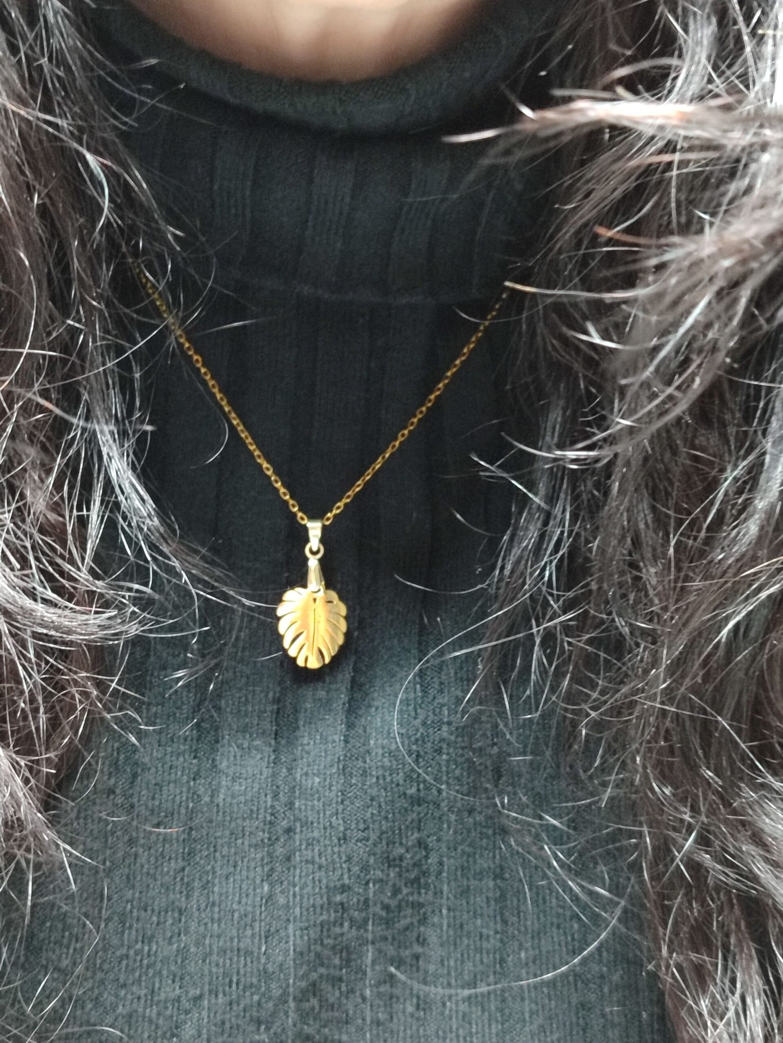 Colgante con un aplique en forma de HOJA DE MONSTERA