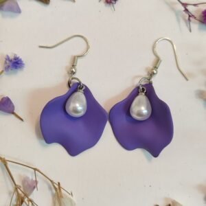 Pendientes con apliques en forma de PÉTALO con una perlita imitando un PISTILO.