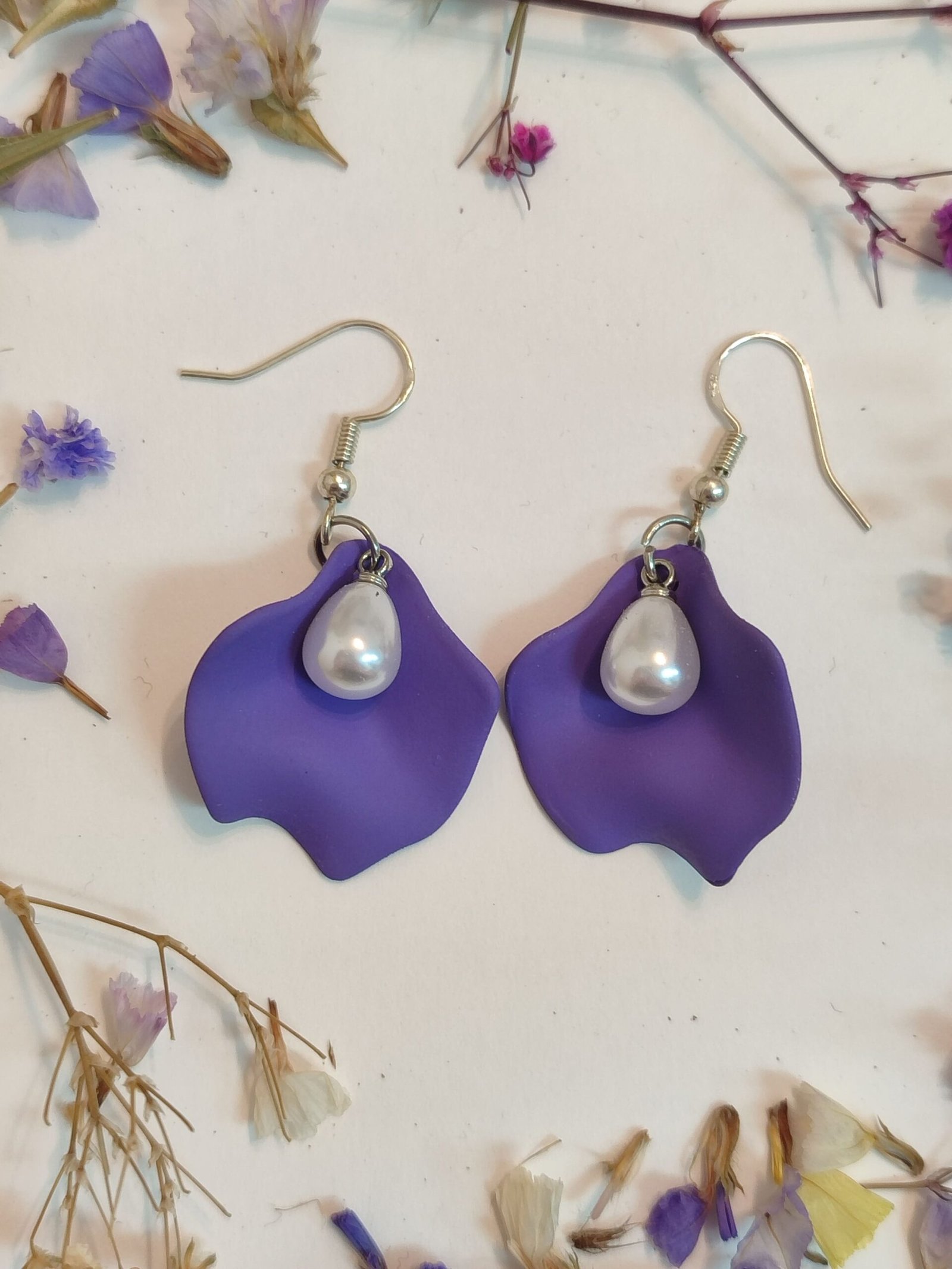 Pendientes con apliques en forma de PÉTALO con una perlita imitando un PISTILO.