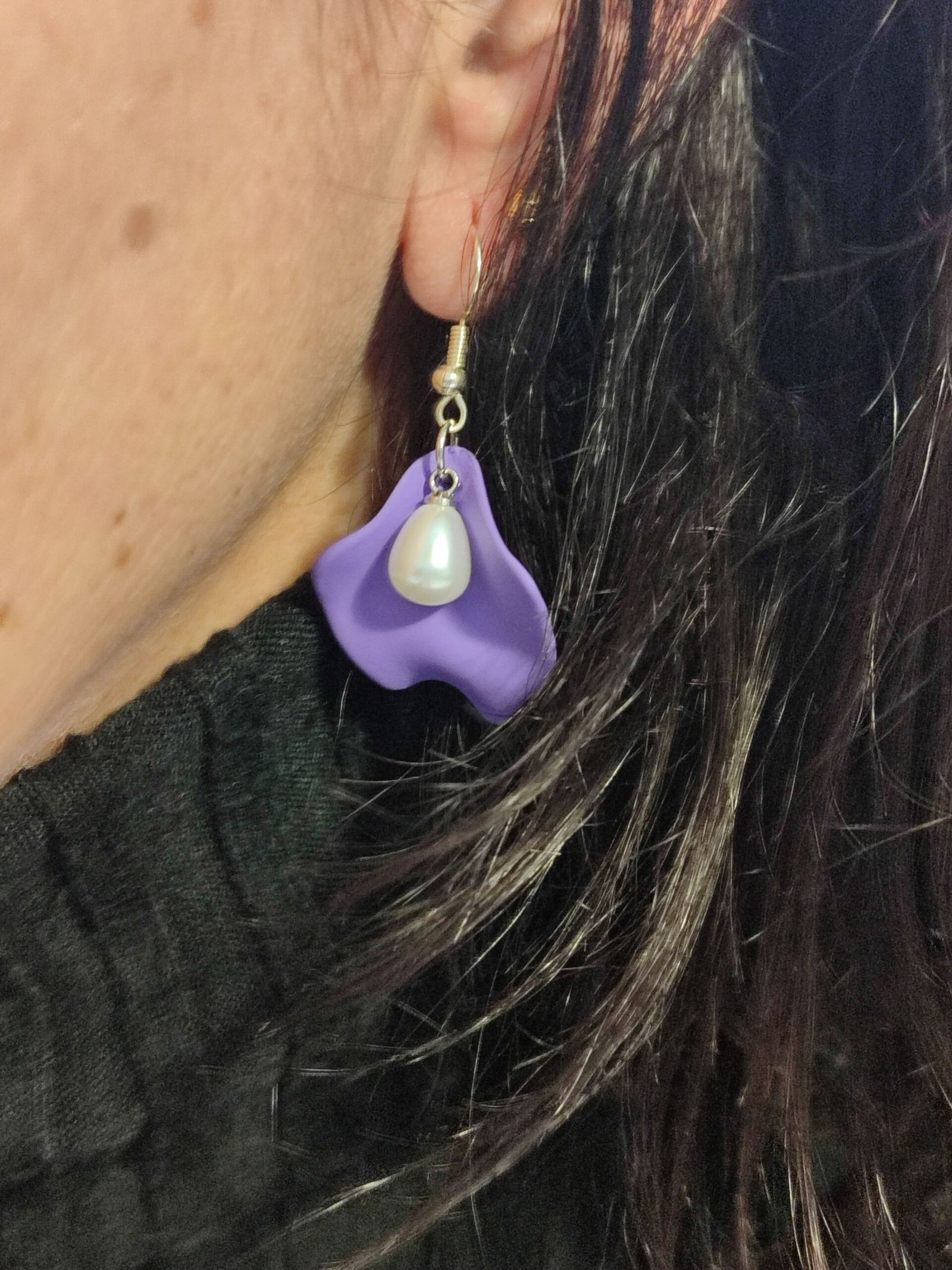 Pendientes con apliques en forma de PÉTALO con una perlita imitando un PISTILO.