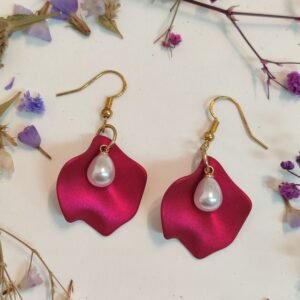 Pendientes con apliques en forma de PÉTALO con una perlita imitando un PISTILO.