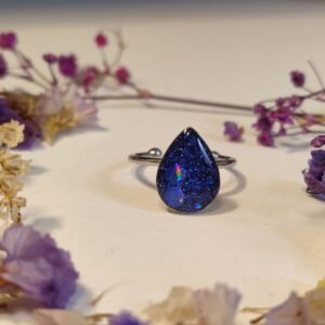 Anillo ajustable de acero inoxidable con PURPURINA HOLOGRÁFICA encapsulada en resina.