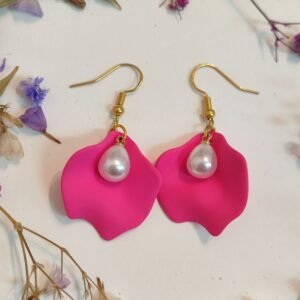 Pendientes con apliques en forma de PÉTALO con una perlita imitando un PISTILO.