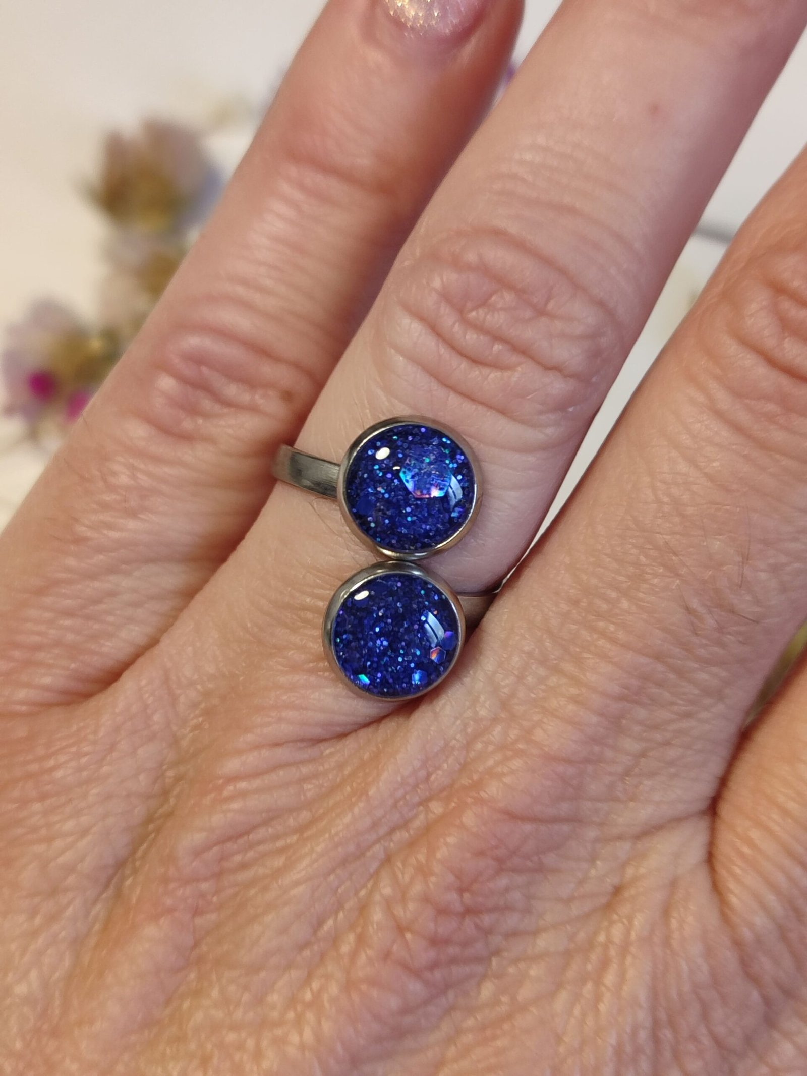 Anillo ajustable de acero inoxidable con PURPURINA HOLOGRÁFICA encapsulada en resina.