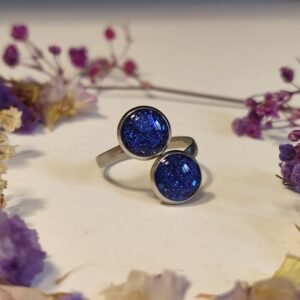 Anillo ajustable de acero inoxidable con PURPURINA HOLOGRÁFICA encapsulada en resina.